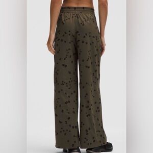 NEW - Lululemon Swift Mid-Rise Wide-Leg Pant
Floral Breeze Olive Brown Black